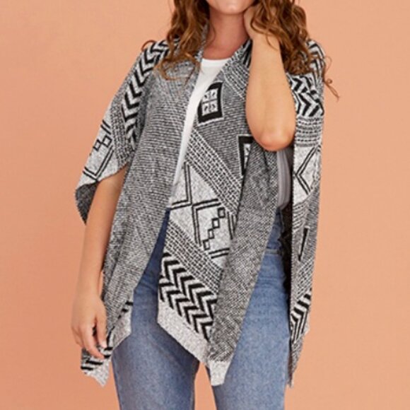 The Jetset Diaries Plus Knit Poncho - Picture 2 of 16